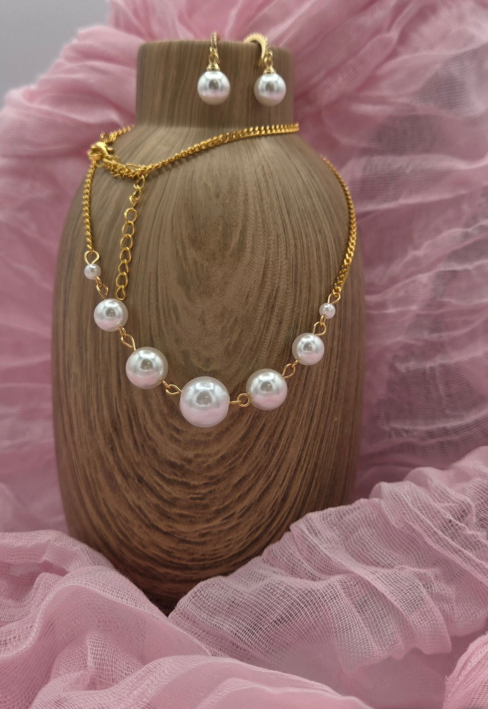 Pearl and gold Tone Necklace with Earrings